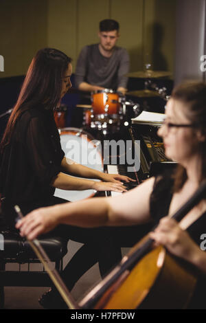 Groupe d'étudiants jouant divers instruments Banque D'Images