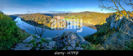 Avis de Wintour's Leap sur River Wye dans Gloucestershire Angleterre Woodcroft avec arbres en automne couleurs et ciel bleu Banque D'Images