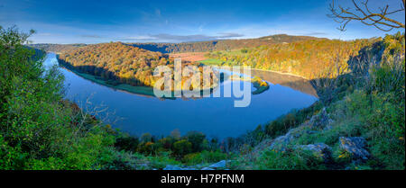 Avis de Wintour's Leap sur River Wye dans Gloucestershire Angleterre Woodcroft avec arbres en automne couleurs et ciel bleu Banque D'Images