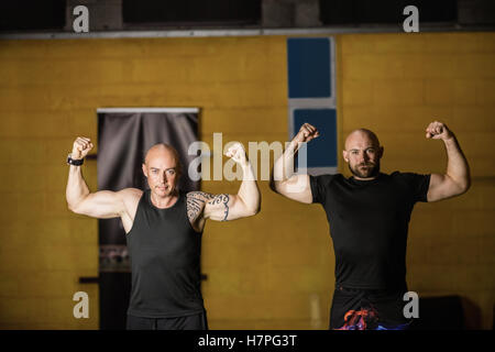 Les boxeurs thaï Portrait montrant leurs muscles Banque D'Images