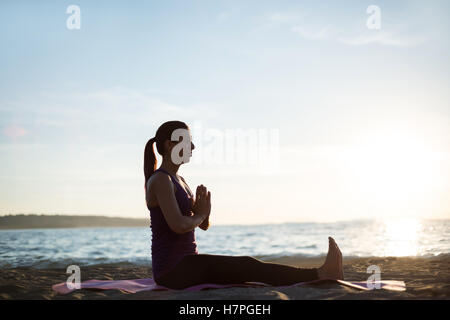 Yoga on beach Banque D'Images