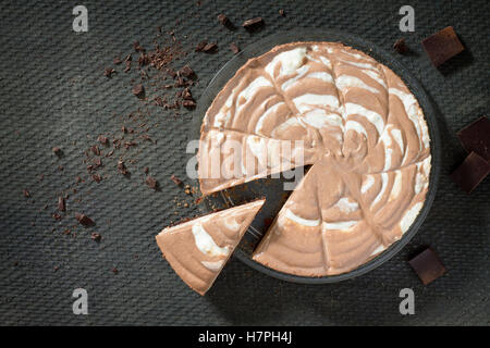 Glace au chocolat Gâteau sur un fond gris de la pierre. Vue de dessus, copiez l'espace. Banque D'Images