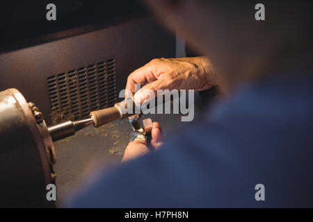 Mains d'artisane de travailler sur une machine Banque D'Images