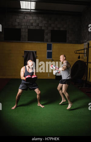 La pratique de la boxe boxeurs dans le studio de remise en forme Banque D'Images