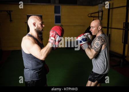 La pratique de la boxe boxeurs dans le studio de remise en forme Banque D'Images