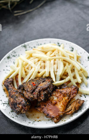 Piri Piri portugais célèbre poulet épicé avec frites meal Banque D'Images