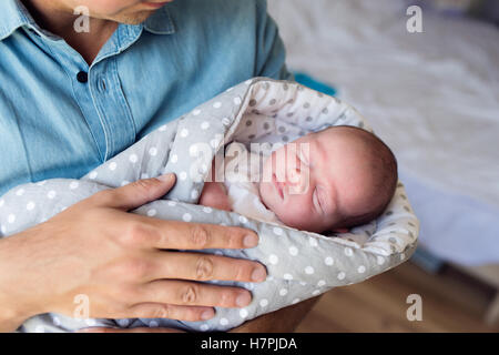 Méconnaissable holding newborn baby père fils dans ses bras Banque D'Images