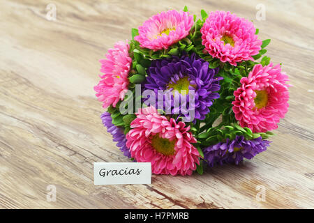 Gracias (merci en espagnol) avec bouquet de fleurs colorées Banque D'Images