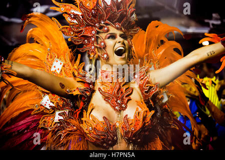 São Paulo, Brésil - le 14 février 2015 : Les gens d'effectuer en costume pour des défilés du carnaval. Banque D'Images