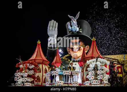 São Paulo, Brésil - le 14 février 2015 : Les gens d'effectuer en costume pour des défilés du carnaval. Banque D'Images