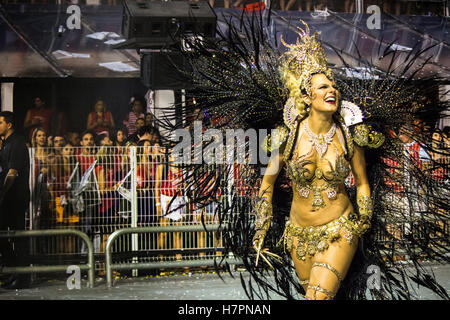 São Paulo, Brésil - le 14 février 2015 : Les gens d'effectuer en costume pour des défilés du carnaval. Banque D'Images