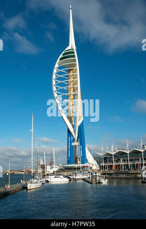 La Spinnaker Tower, PORTSMOUTH GUNWHARF QUAYS,. Une attraction touristique populaire avec de superbes vues sur le port et le Solent Banque D'Images