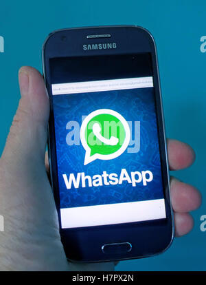 Logo WhatsApp sur l'écran du smartphone, Londres Banque D'Images