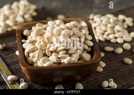 Blanc de chaux séchée bio pour bébé Haricots prête pour la cuisson Banque D'Images