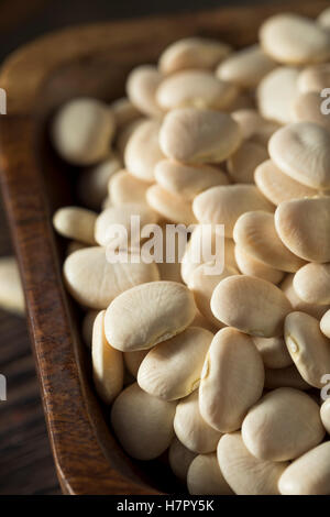 Blanc de chaux séchée bio pour bébé Haricots prête pour la cuisson Banque D'Images