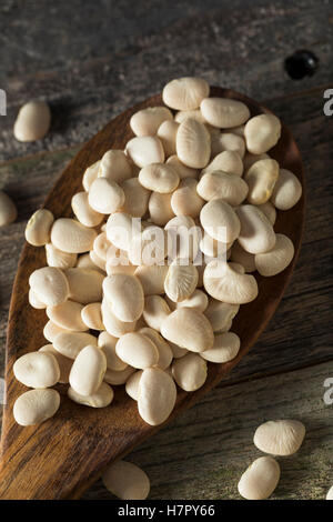 Blanc de chaux séchée bio pour bébé Haricots prête pour la cuisson Banque D'Images