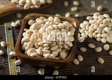 Blanc de chaux séchée bio pour bébé Haricots prête pour la cuisson Banque D'Images