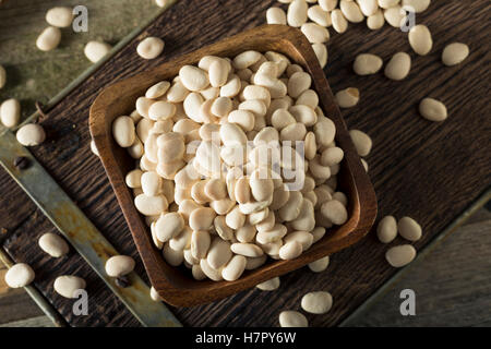 Blanc de chaux séchée bio pour bébé Haricots prête pour la cuisson Banque D'Images
