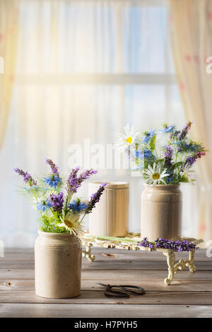 Arrangements de fleurs dans la fenêtre Banque D'Images