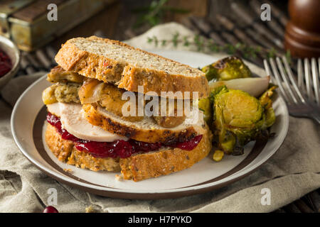 Des restes de dinde de Thanksgiving avec la farce aux canneberges et Sandwich Banque D'Images