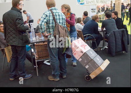 Cas du vin sur un chariot qui est poussé par un acheteur à l'occasion du Salon des Vins wine fair, Toulouse, Haute-Garonne, Occitanie, France Banque D'Images