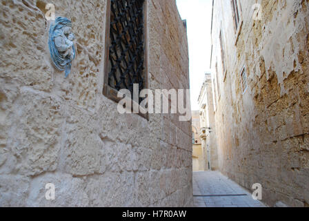 Une étroite rue médiévale dans l'ancienne capitale, Mdina, Malte Banque D'Images