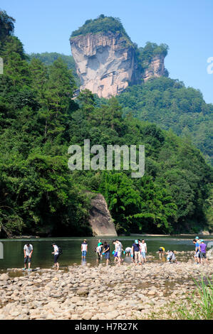 Le 4 septembre 2016. Xiamen, Chine. Les touristes chinois jouant dans les neuf bend ou dans la rivière 56 Dongpo Wuyishan ou le mont Wuyi . Banque D'Images