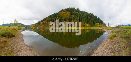 Beau panorama automne réflexion sur un après-midi nuageux en Forêt Noire, Allemagne, Europe Banque D'Images
