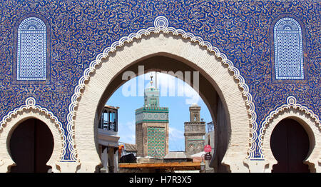 La porte de Bab Boujloud et le minaret de la Medersa Bou Inania. Fes, Maroc. Banque D'Images