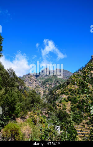 Vue panoramique sur les montagnes, ciel bleu et nuages whispy Banque D'Images