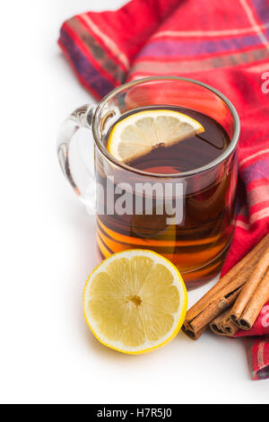 Plateau en verre tasse de tranches de citron, cannelle et nappes isolé sur fond blanc. Banque D'Images