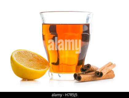 Plateau en verre tasse, citron et cannelle isolé sur fond blanc. Banque D'Images