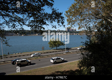 Hudson River New York USA - Trafic circulant le long de la Henry Hudson Parkway à la recherche sur le fleuve Hudson à New jersey Banque D'Images