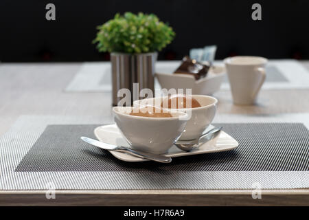 Soft oeuf dur en coquetier pour repas petit déjeuner Banque D'Images