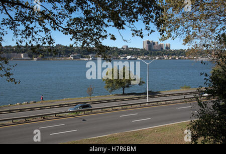 Hudson River New York USA Voiture voyage le long de la Henry Hudson Parkway à la recherche sur le fleuve Hudson à New jersey Banque D'Images