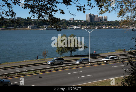 Hudson River New York USA - Trafic circulant le long de la Henry Hudson Parkway à la recherche sur le fleuve Hudson à New jersey Banque D'Images