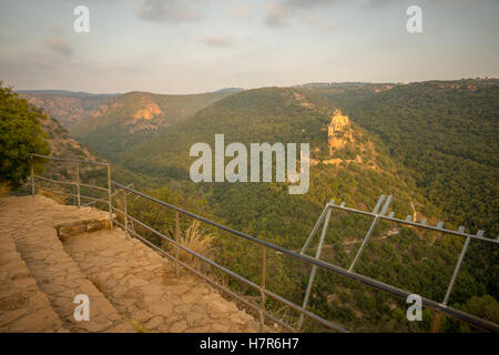 Vue sur le Nahal Kziv (Kziv Stream) et le château de Montfort, les ruines d'un château des Croisés dans la région de la Haute Galilée dans le nord de l'I Banque D'Images