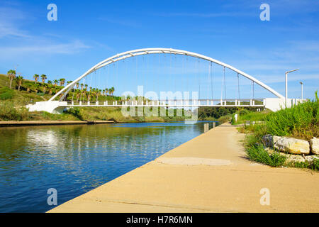 Voir d'Hadera Hadera Nahal (rivière) et de la harpe (Nevel) Bridge, le nord d'Israël Banque D'Images