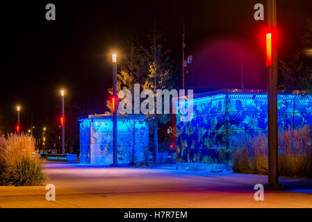 Hi Tech, toilettes publiques, East Village, Calgary, Alberta, Canada. Banque D'Images