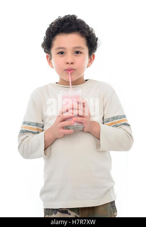 Un jeune garçon avec de lait à la fraise isolated on White Banque D'Images