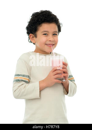 Happy Young Boy avec lait à la fraise isolated on White Banque D'Images