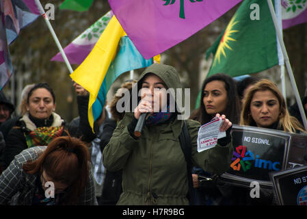 Londres, Royaume-Uni. 07Th Nov, 2016. Les manifestants kurdes démontrer à la place du Parlement contre le président turc Recep Tayyip Erdo ?an. Ils sont devant les Chambres du Parlement kurde avec drapeaux, criant des slogans contre le gouvernement, de demander à l'homme et le respect. Credit : Alberto Pezzali/Pacific Press/Alamy Live News Banque D'Images