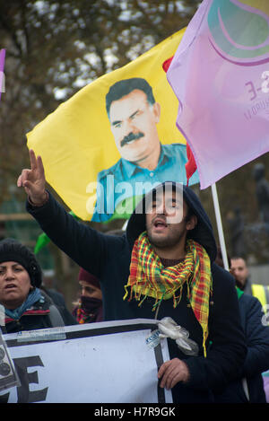 Londres, Royaume-Uni. 07Th Nov, 2016. Les manifestants kurdes démontrer à la place du Parlement contre le président turc Recep Tayyip Erdo ?an. Ils sont devant les Chambres du Parlement kurde avec drapeaux, criant des slogans contre le gouvernement, de demander à l'homme et le respect. Credit : Alberto Pezzali/Pacific Press/Alamy Live News Banque D'Images