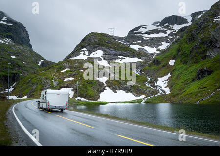 Camping-voyageant à scenic route norvégienne dans les montagnes. Banque D'Images