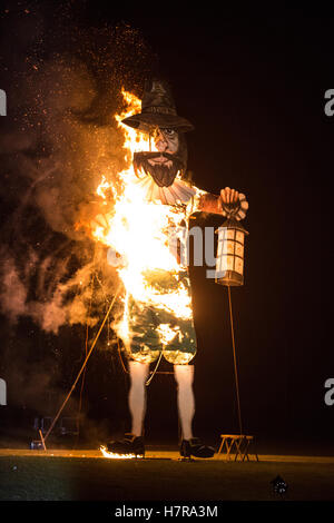 Edenbridge, UK. 5 novembre, 2016. Une effigie de Guy Fawkes est brûlé à l'Edenbridge Firework Extravaganza. Banque D'Images