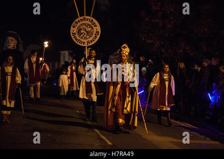 Edenbridge, UK. 5 novembre, 2016. L'évêque du feu dans la procession de l'Edenbridge Firework Extravaganza. Banque D'Images