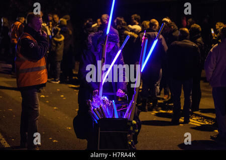 Edenbridge, UK. 5 novembre, 2016. Un vendeur au sabre laser Edenbridge Firework Extravaganza. Banque D'Images