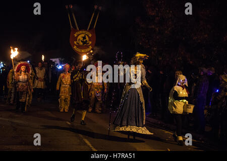 Edenbridge, UK. 5 novembre, 2016. La procession aux flambeaux au cours de l'Edenbridge Firework Extravaganza. Banque D'Images