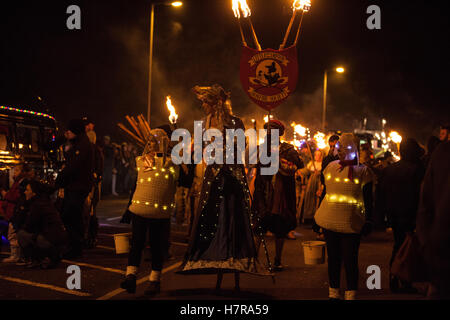 Edenbridge, UK. 5 novembre, 2016. Une procession aux flambeaux au cours de l'Edenbridge Firework Extravaganza. Banque D'Images