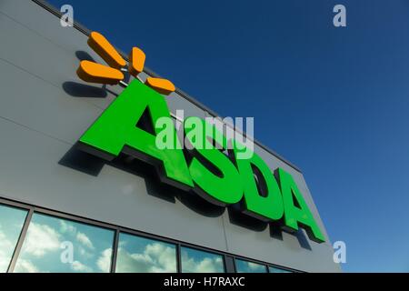 Logo Asda avec ciel bleu au-dessus. Banque D'Images